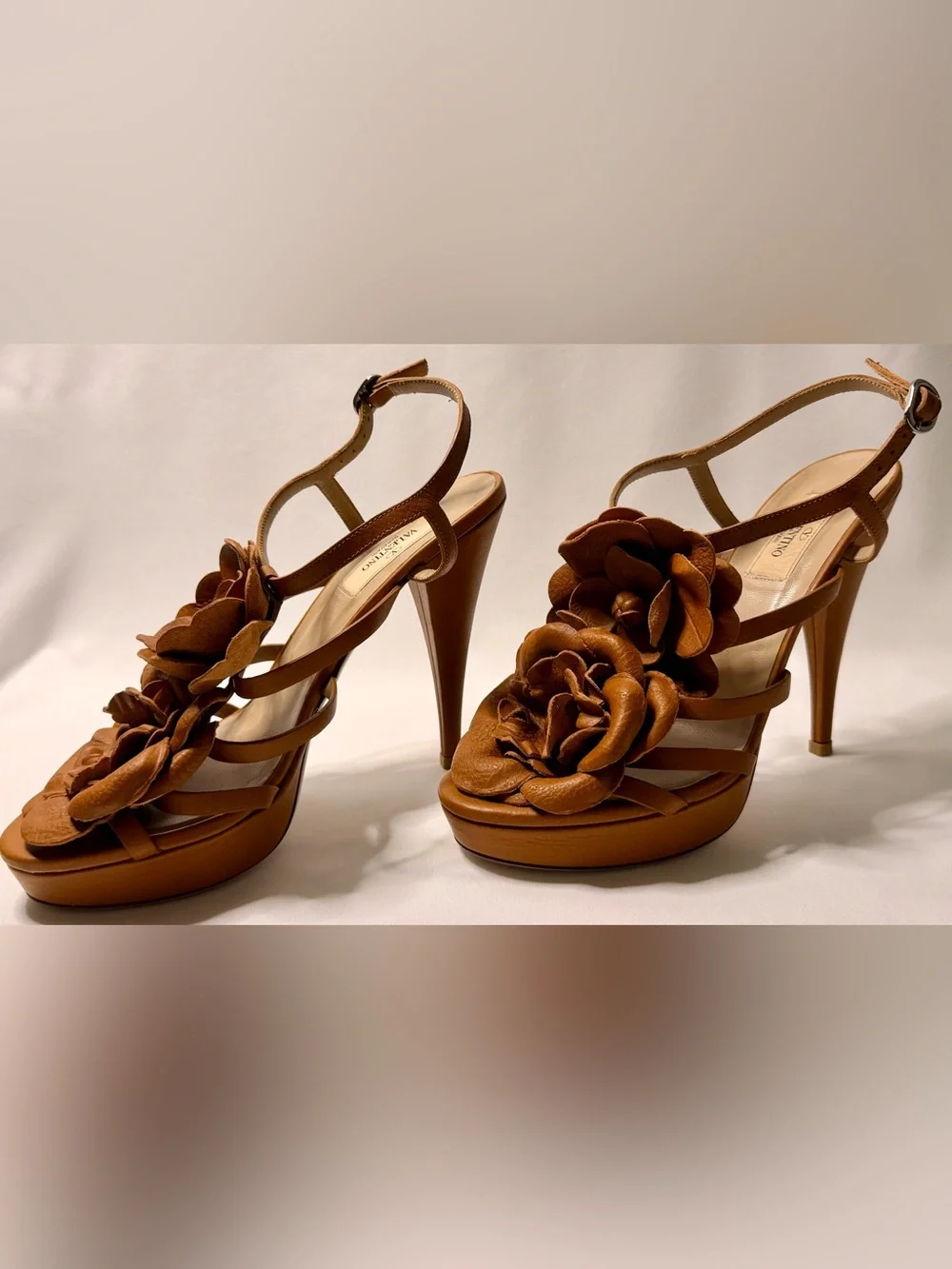 Valentino Garavani 2004 Archive Tan Leather Flower Rosette Platform Sandals 38.5